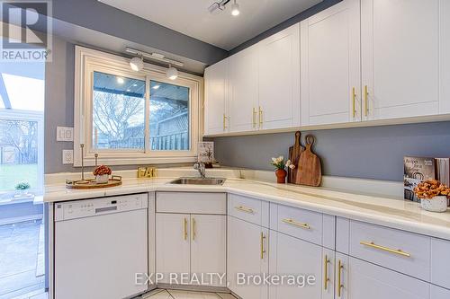 202 Golden Orchard Drive, Hamilton, ON - Indoor Photo Showing Kitchen