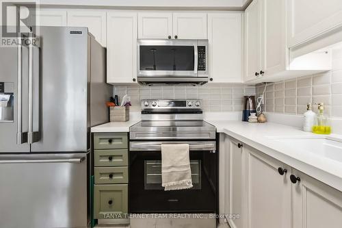 82 Tempo Way, Whitby, ON - Indoor Photo Showing Kitchen With Upgraded Kitchen