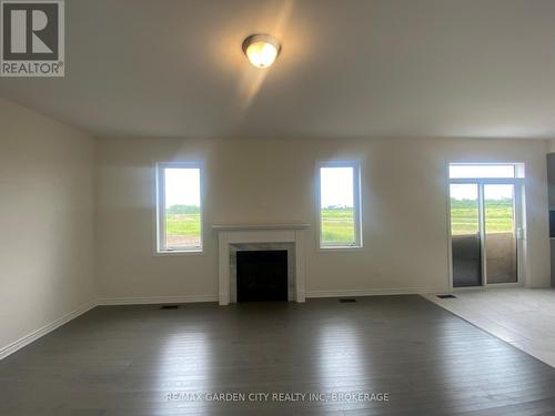 74 Oriole Crescent, Port Colborne (Main Street), ON - Indoor Photo Showing Living Room With Fireplace