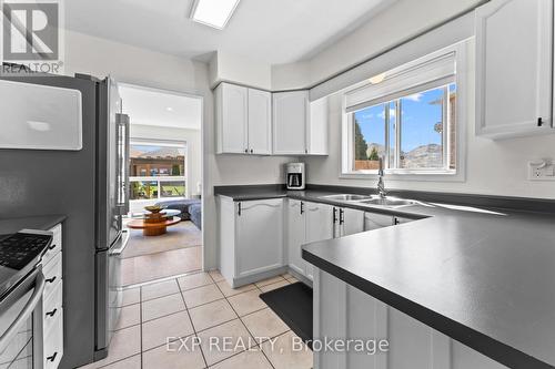 7224 Visor Gate, Mississauga, ON - Indoor Photo Showing Kitchen With Double Sink