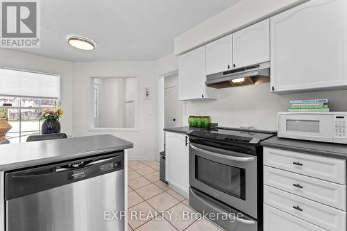 7224 Visor Gate, Mississauga, ON - Indoor Photo Showing Kitchen