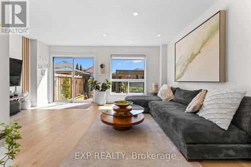 7224 Visor Gate, Mississauga, ON - Indoor Photo Showing Living Room