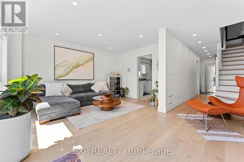 7224 Visor Gate, Mississauga, ON - Indoor Photo Showing Living Room