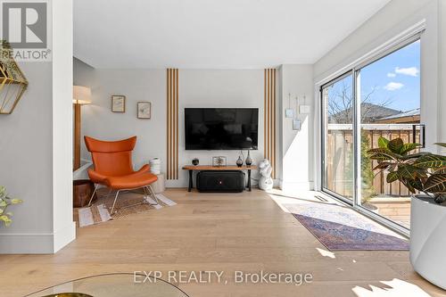 7224 Visor Gate, Mississauga, ON - Indoor Photo Showing Living Room