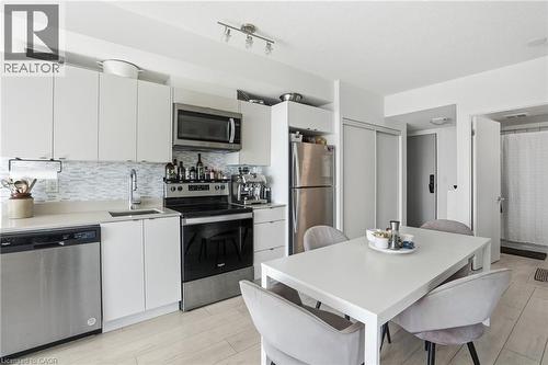 3210 Dakota Common Unit# A814, Burlington, ON - Indoor Photo Showing Kitchen