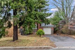 40 SCARBORO CRESCENT Toronto, ON M1M 2J4