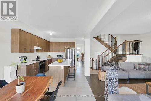 1386 Davis Loop, Innisfil, ON - Indoor Photo Showing Living Room