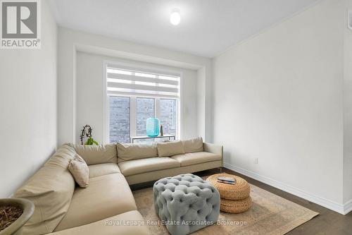 1386 Davis Loop, Innisfil, ON - Indoor Photo Showing Living Room