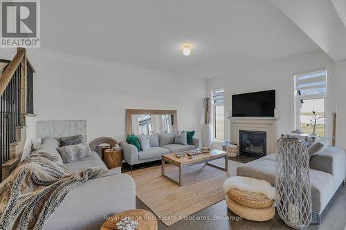 1386 Davis Loop, Innisfil, ON - Indoor Photo Showing Living Room With Fireplace