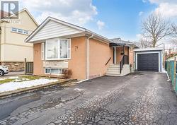 22 DIMPLEFIELD PLACE  Toronto, ON M9C 4A1