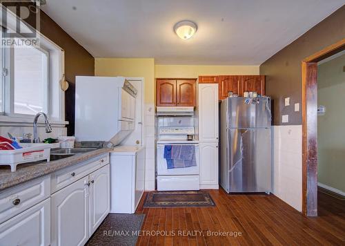 93 Linnwood Avenue, Cambridge, ON - Indoor Photo Showing Kitchen With Double Sink
