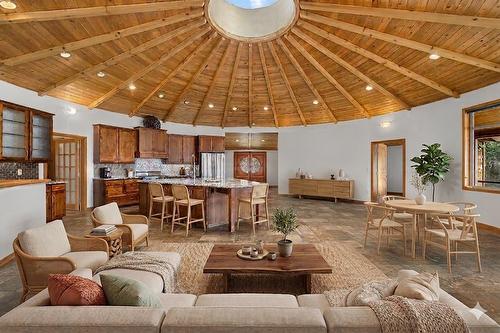 3584 St. Mary Lake Road, Kimberley, BC - Indoor Photo Showing Living Room