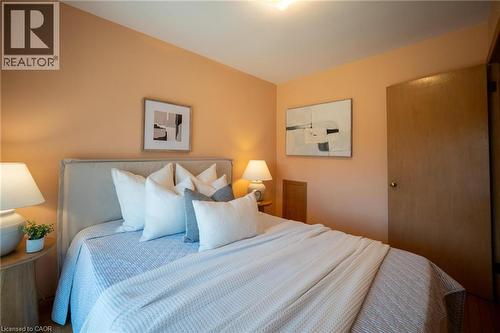 31 Terrace Drive, Hamilton, ON - Indoor Photo Showing Bedroom