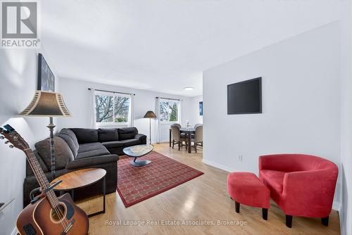 270 Kristin Grove, Mississauga, ON - Indoor Photo Showing Living Room