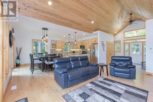 149 John Buchler Road, Georgian Bay (Baxter), ON - Indoor Photo Showing Living Room
