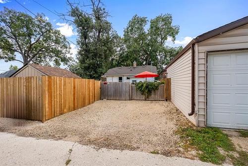 257 Winterton Ave, Winnipeg, MB 