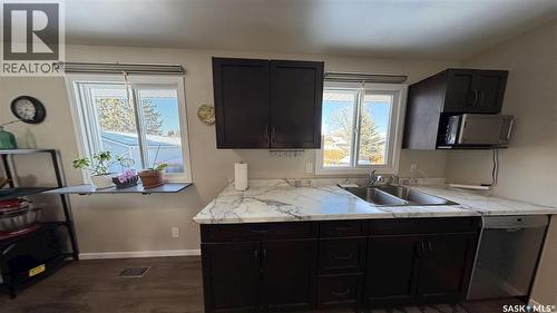 366 Meighen Crescent, Saskatoon, SK - Indoor Photo Showing Kitchen With Double Sink