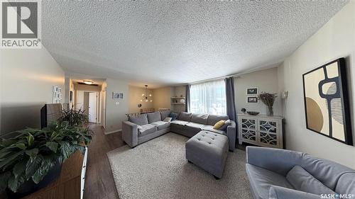 366 Meighen Crescent, Saskatoon, SK - Indoor Photo Showing Living Room