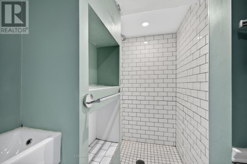 56 Thomas Janes Drive, London South (South G), ON - Indoor Photo Showing Bathroom