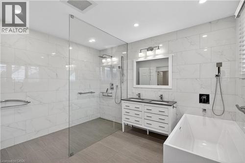 188 Tuxedo Avenue S, Hamilton, ON - Indoor Photo Showing Bathroom