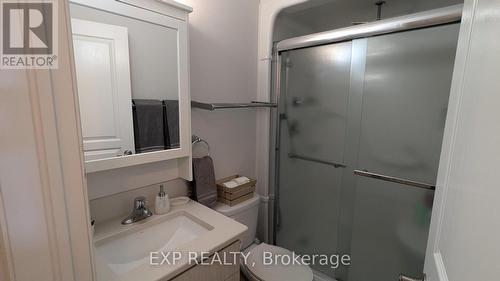 90 Robert Peel Road, Kitchener, ON - Indoor Photo Showing Bathroom