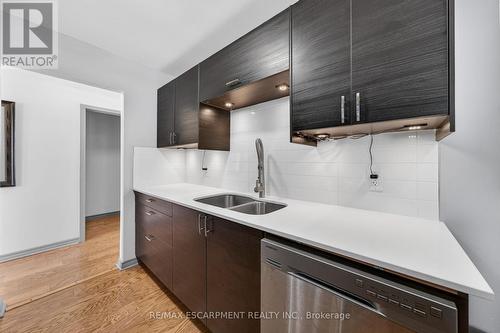 211 Birchcliffe Crescent, Hamilton, ON - Indoor Photo Showing Kitchen With Double Sink