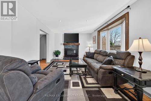 211 Birchcliffe Crescent, Hamilton, ON - Indoor Photo Showing Living Room With Fireplace