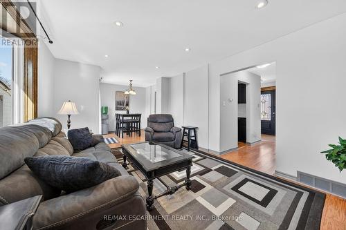 211 Birchcliffe Crescent, Hamilton, ON - Indoor Photo Showing Living Room
