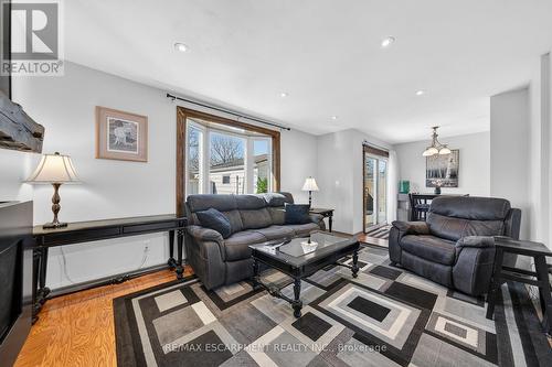 211 Birchcliffe Crescent, Hamilton, ON - Indoor Photo Showing Living Room