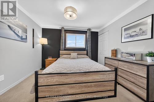211 Birchcliffe Crescent, Hamilton, ON - Indoor Photo Showing Bedroom