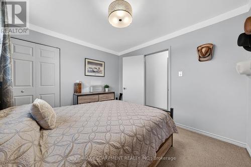 211 Birchcliffe Crescent, Hamilton, ON - Indoor Photo Showing Bedroom