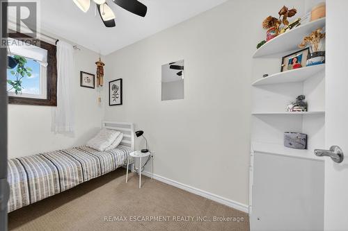 211 Birchcliffe Crescent, Hamilton, ON - Indoor Photo Showing Bedroom