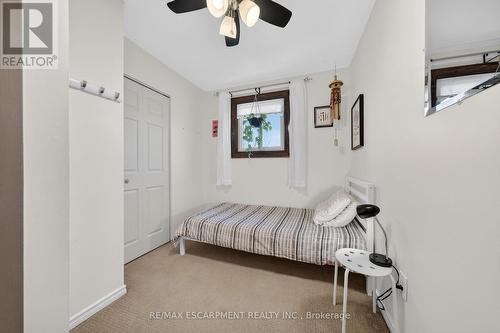 211 Birchcliffe Crescent, Hamilton, ON - Indoor Photo Showing Bedroom