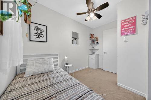 211 Birchcliffe Crescent, Hamilton, ON - Indoor Photo Showing Bedroom