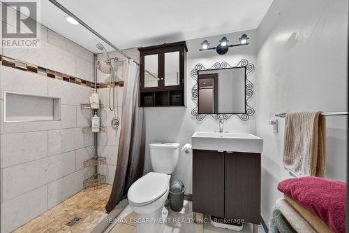 211 Birchcliffe Crescent, Hamilton, ON - Indoor Photo Showing Bathroom