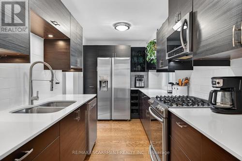 211 Birchcliffe Crescent, Hamilton, ON - Indoor Photo Showing Kitchen With Stainless Steel Kitchen With Double Sink With Upgraded Kitchen