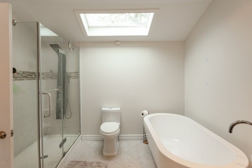 Bathroom - 15831 Rue Du Moulin, Montréal (L'Île-Bizard/Sainte-Geneviève), QC - Indoor Photo Showing Bathroom