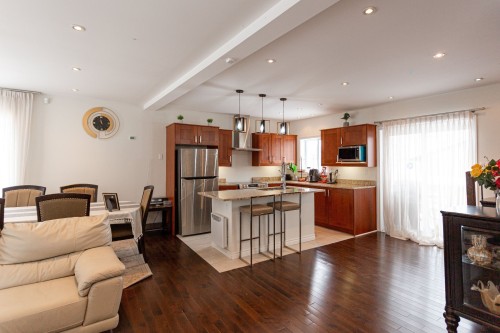 Kitchen - 15831 Rue Du Moulin, Montréal (L'Île-Bizard/Sainte-Geneviève), QC - Indoor Photo Showing Kitchen With Upgraded Kitchen
