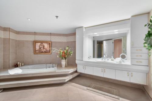 Salle de bains attenante à la CCP - 703-3 Boul. Simard, Saint-Lambert, QC - Indoor Photo Showing Bathroom