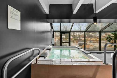 Spa - 703-3 Boul. Simard, Saint-Lambert, QC - Indoor Photo Showing Other Room With In Ground Pool