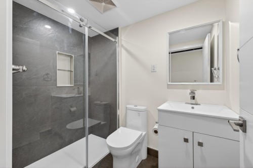 Bathroom - 1425 Rue Montcalm, Montréal (Ville-Marie), QC - Indoor Photo Showing Bathroom