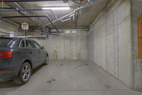 Garage - A506-5200 Av. Gatineau, Montréal (Côte-Des-Neiges/Notre-Dame-De-Grâce), QC - Indoor Photo Showing Garage