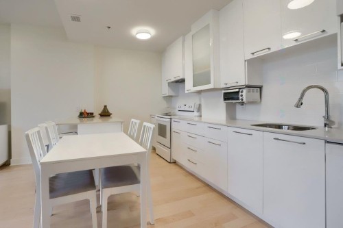 Coin-repas - A506-5200 Av. Gatineau, Montréal (Côte-Des-Neiges/Notre-Dame-De-Grâce), QC - Indoor Photo Showing Kitchen With Upgraded Kitchen