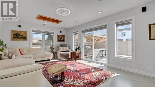 624 Pleasant Park Road, Ottawa, ON - Indoor Photo Showing Living Room