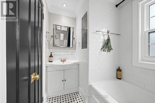 529 Mcleod Street, Ottawa, ON - Indoor Photo Showing Bathroom
