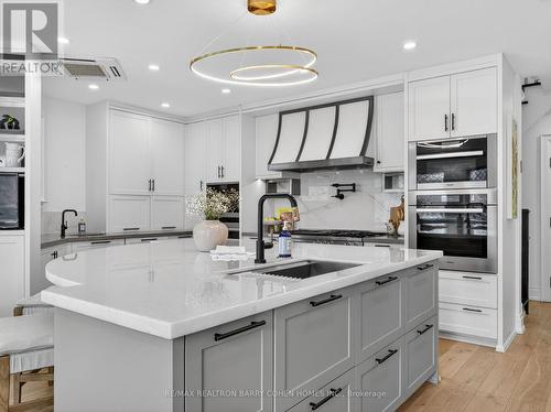 11 Ormsby Crescent, Toronto, ON - Indoor Photo Showing Kitchen With Upgraded Kitchen