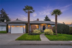 2861 Eastdowne Rd Oak Bay, BC V8R 5R7