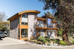 220 Moss Rock Pl Victoria, BC V8S 1E6