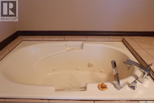 600 Railway Avenue E, Assiniboia, SK - Indoor Photo Showing Bathroom