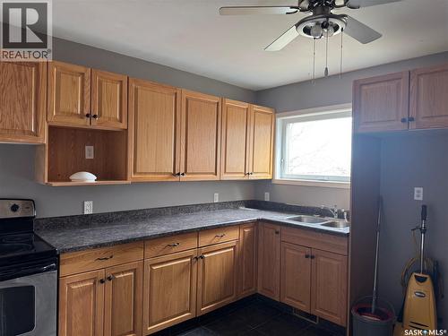 600 Railway Avenue E, Assiniboia, SK - Indoor Photo Showing Kitchen With Double Sink
